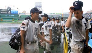 ノーゲームとなりグラウンドを引きあげる駒大苫小牧の選手たち