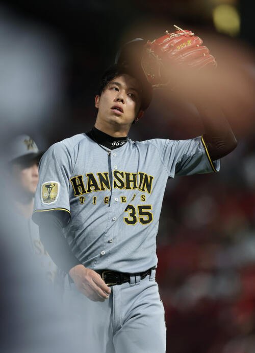 広島対阪神　4回裏を投げ終え、悔しそうにベンチへ戻る阪神才木浩人(撮影･前田充)