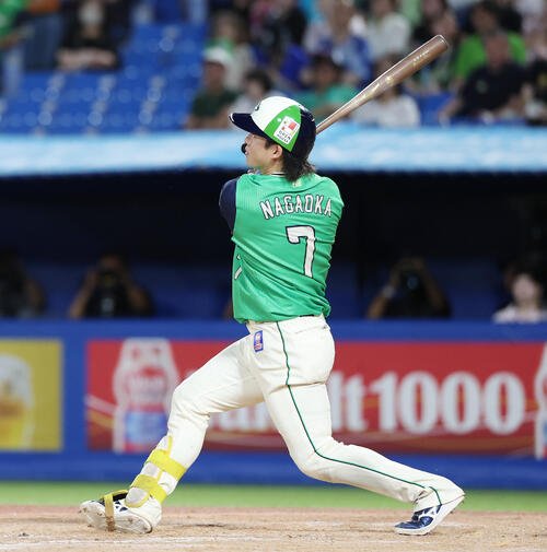 ヤクルト対DeNA 6回裏ヤクルト2死満塁、満塁本塁打を放つ長岡秀樹(撮影･宮地輝)