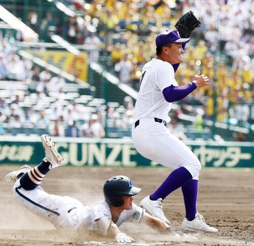 天理対高川学園　6回裏高川学園2死一、二塁、長尾亮大は田中良典の一ゴロでベースカバーに入る(撮影･加藤哉)