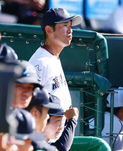天理対高川学園　ベンチからナインを見る高川学園の松本祐一郎監督(撮影･加藤哉)