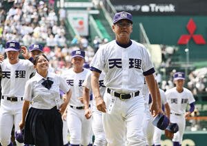 天理対高川学園　　ベスト8進出を決めた天理･藤原忠理監督(撮影･和賀正仁)
