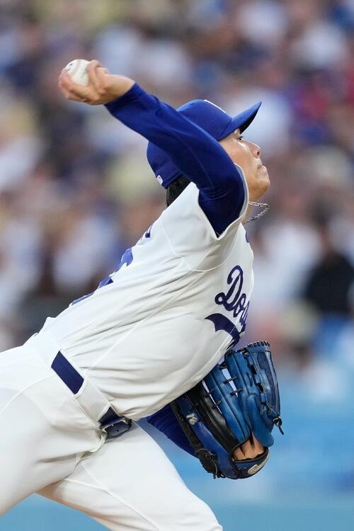 ブルワーズ戦で力投するドジャース山本由伸(AP)