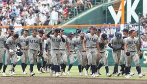 智弁和歌山対敦賀気比　延長戦の末、智弁和歌山に敗れ、肩を落としながら引き揚げる敦賀気比の選手たち(撮影･河田真司)