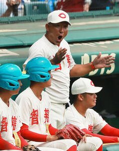 智弁和歌山対敦賀気比　タイブレーク11回表智弁和歌山1死一、二塁、黒川梨大郎の2点適時二塁打で喜ぶ中谷仁監督(撮影･上山淳一)