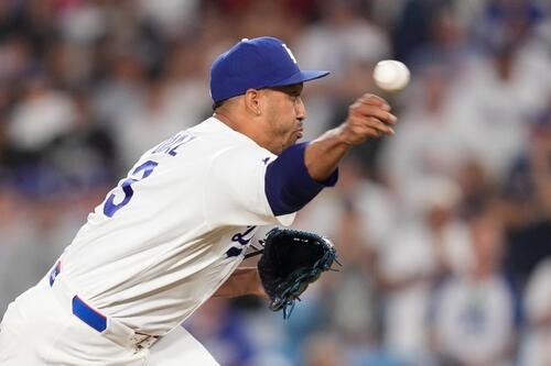 ブルワーズ戦の9回、投球するドジャースのディアス(AP)