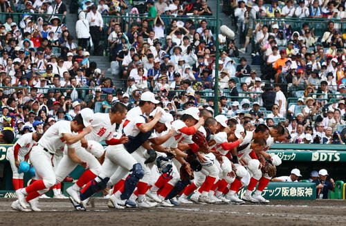 智弁和歌山対敦賀気比　敦賀気比に勝利し応援団へあいさつに向かう智弁和歌山ナイン(撮影･加藤哉)
