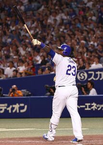 中日対巨人　3回裏中日無死一、二塁、ミゲル･サノーは3点本塁打を放つ(撮影･上田博志)