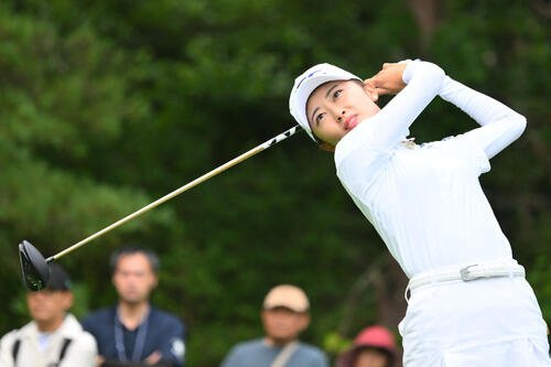 18番、ティーショットを放つ安田祐香(撮影･滝沢徹郎)