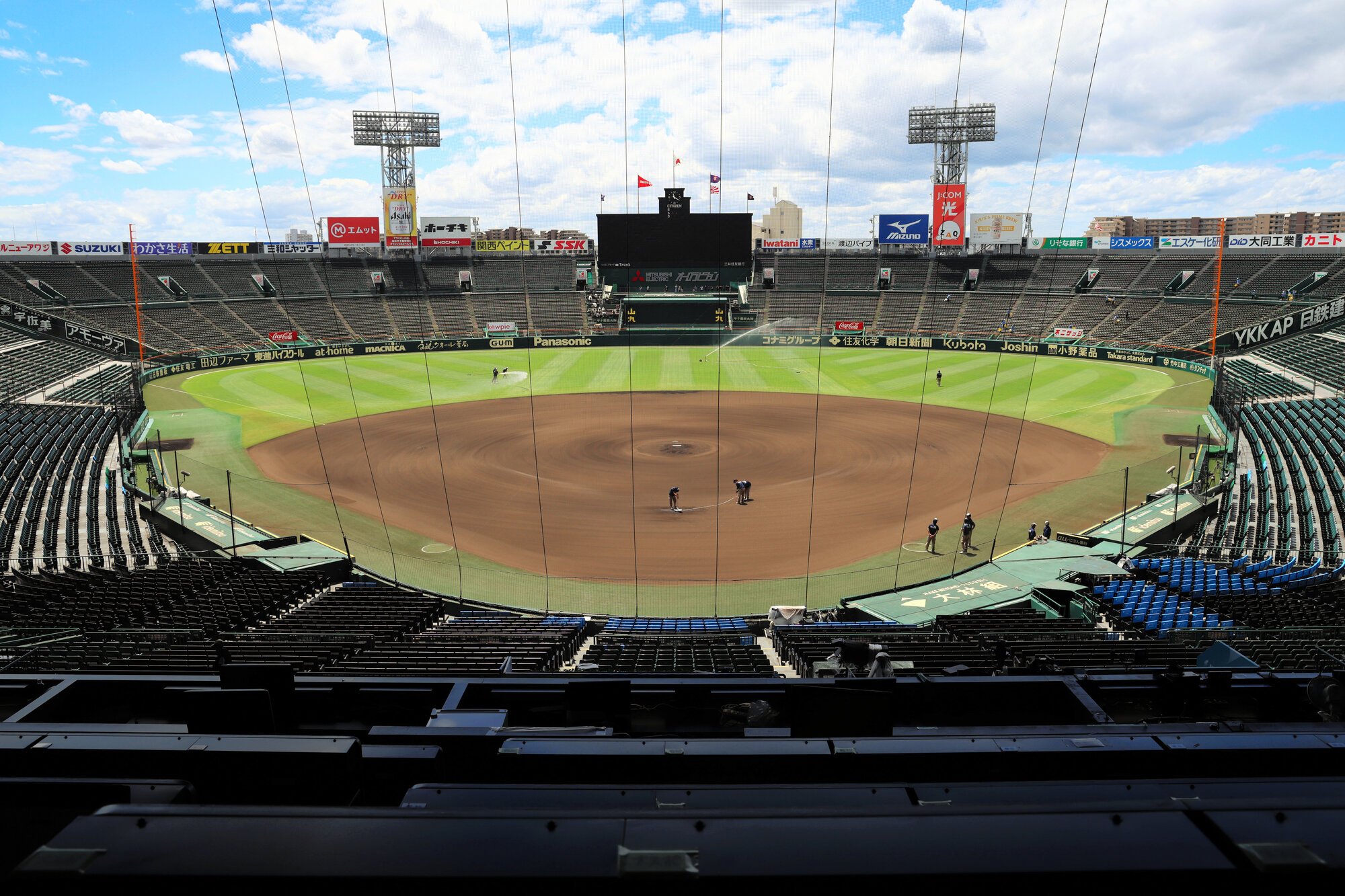 暑さ対策で2部制となり、選手や観客がいなくなった阪神甲子園球場=2026年8月7日午前11時22分、伊藤進之介撮影