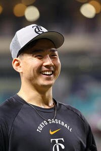中日対巨人　練習を終えた小笠原慎之介は笑顔を見せながらベンチに引き揚げる(撮影･上田博志)