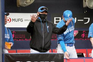 オリックス対日本ハム　オリックスに大勝して手をたたく日本ハム新庄剛志監督(撮影･宮崎幸一)
