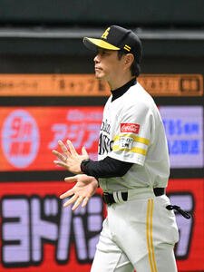 ソフトバンク対楽天　8回裏終了後、選手交代を告げベンチに戻る小久保裕紀監督(撮影･林敢治)