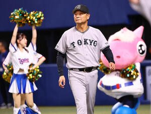 中日対巨人　選手交代を告げた橋上秀樹監督代行(撮影･上田博志)