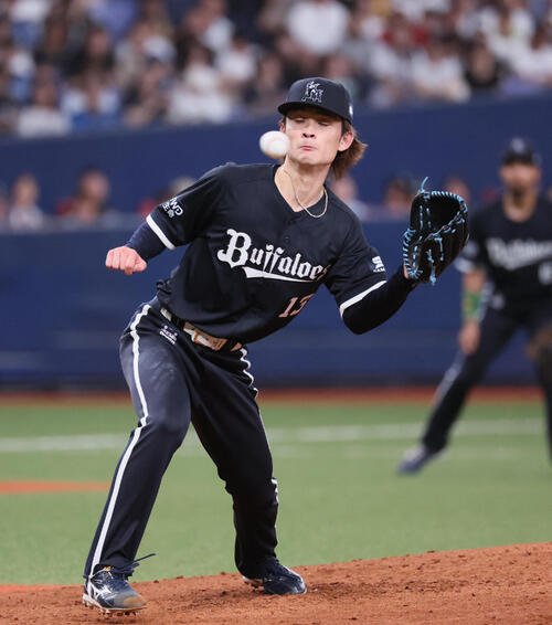 オリックス対日本ハム　5回表無死、寺西成騎は上川畑大悟の二塁内野安打にグラブを伸ばす(撮影･宮崎幸一)