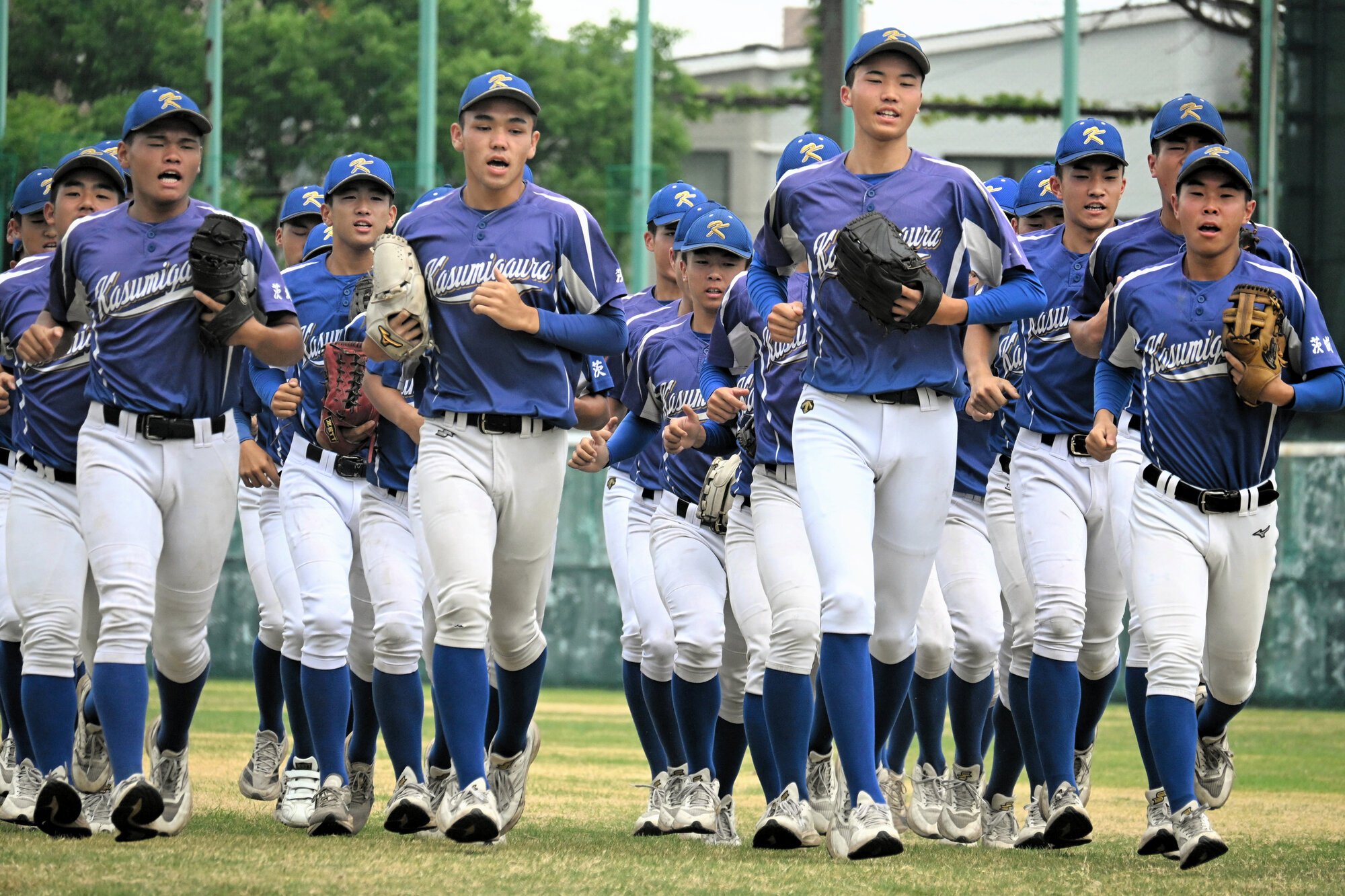 ウォーミングアップをする選手たち=2026年8月15日午後2時41分、兵庫県西宮市、後藤隆之撮影