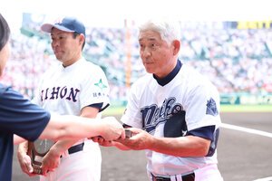育成功労賞を受賞した小松明峰の木田徹監督=2026年8月15日午前、阪神甲子園球場、伊藤進之介撮影