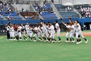 決勝進出を決めた多摩川ボーイズは応援席に向かってガッツポーズ
