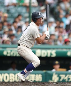 履正社対三重　4回表履正社1死、右前打を放つ辻竜乃介(撮影･河田真司)