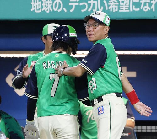 ヤクルト対DeNA 5回裏ヤクルト1死二塁、宮本丈の適時二塁打で生還した長岡秀樹(左)を迎える池山隆寛監督(撮影･宮地輝)