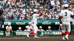智弁和歌山対敦賀気比　10回裏敦賀気比無死一、二塁、宮本颯の送りバントを捕球し三塁へ送球する黒川梨大郎(撮影･加藤哉)
