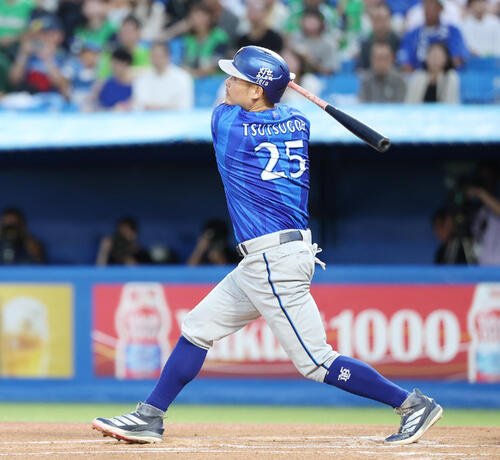 ヤクルト対DeNA 1回表DeNA無死一、二塁、3点本塁打を放つ筒香嘉智(撮影･宮地輝)