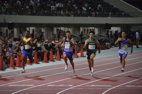 男子100メートル決勝で4着だった桐生祥秀(中央)