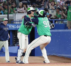 ヤクルト対DeNA 9回裏ヤクルト2死一、二塁、サヨナラ打を放ちモンテル(右)と抱き合って喜ぶ岩田幸宏(撮影･宮地輝)
