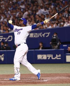 中日対巨人　3回裏中日無死一、二塁、ミゲル･サノーは3点本塁打を放つ(撮影･上田博志)