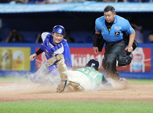 ヤクルト対DeNA 9回裏ヤクルト2死一、二塁、岩田幸宏のサヨナラ内野安打で生還するモンテル(撮影･宮地輝)