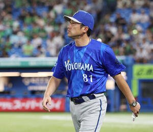 ヤクルト対DeNA　サヨナラで敗れ引き揚げるDeNA相川亮二監督(撮影･宮地輝)