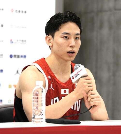 日本対韓国　韓国に勝利し囲み取材に応じる河村勇輝(撮影･小島史椰)