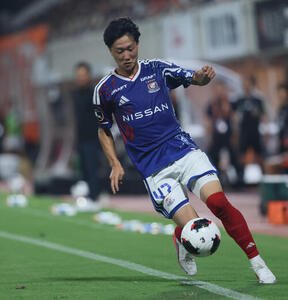 清水対横浜　前半、懸命に攻め上がる横浜三井寺眞(撮影･水谷安孝)