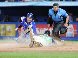ヤクルト対DeNA 9回裏ヤクルト2死一、二塁、岩田幸宏のサヨナラ内野安打で生還するモンテル(撮影･宮地輝)