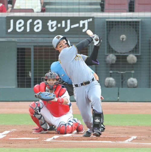 広島対阪神　1回表阪神1死一塁、森下翔太は左越えに先制となる2点本塁打を放つ(撮影･梅根麻紀)