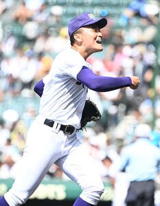 天理対高川学園　6回裏高川学園2死一、二塁、田中を三ゴロに打ち取った長尾亮大はガッツポーズ(撮影･和賀正仁)