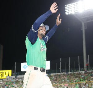 ヤクルト対DeNA　サヨナラ勝ちしファンに手を振るヤクルトのモンテル(撮影･宮地輝)