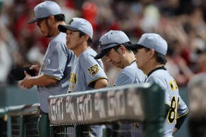 広島対阪神　広島に連敗し、厳しい表情を見せる阪神藤川球児監督(右から2人目)ら(撮影･前田充)