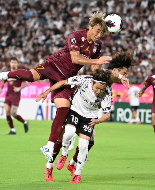 神戸対東京　後半、ゴールを狙う神戸髙橋壱晟(中央)(撮影･石井愛子)