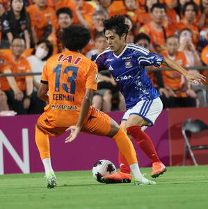 清水対横浜　前半、攻め上がる横浜知念慶(撮影･水谷安孝)