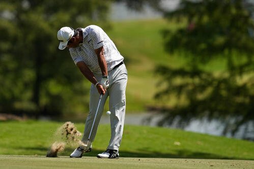 フェデックス･セントジュード選手権第3日、1番フェアウェイからショットを放つ松山英樹(AP)