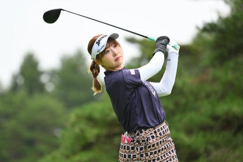 NEC軽井沢72初日、ティーショットを放つ都玲華(8月14日撮影)