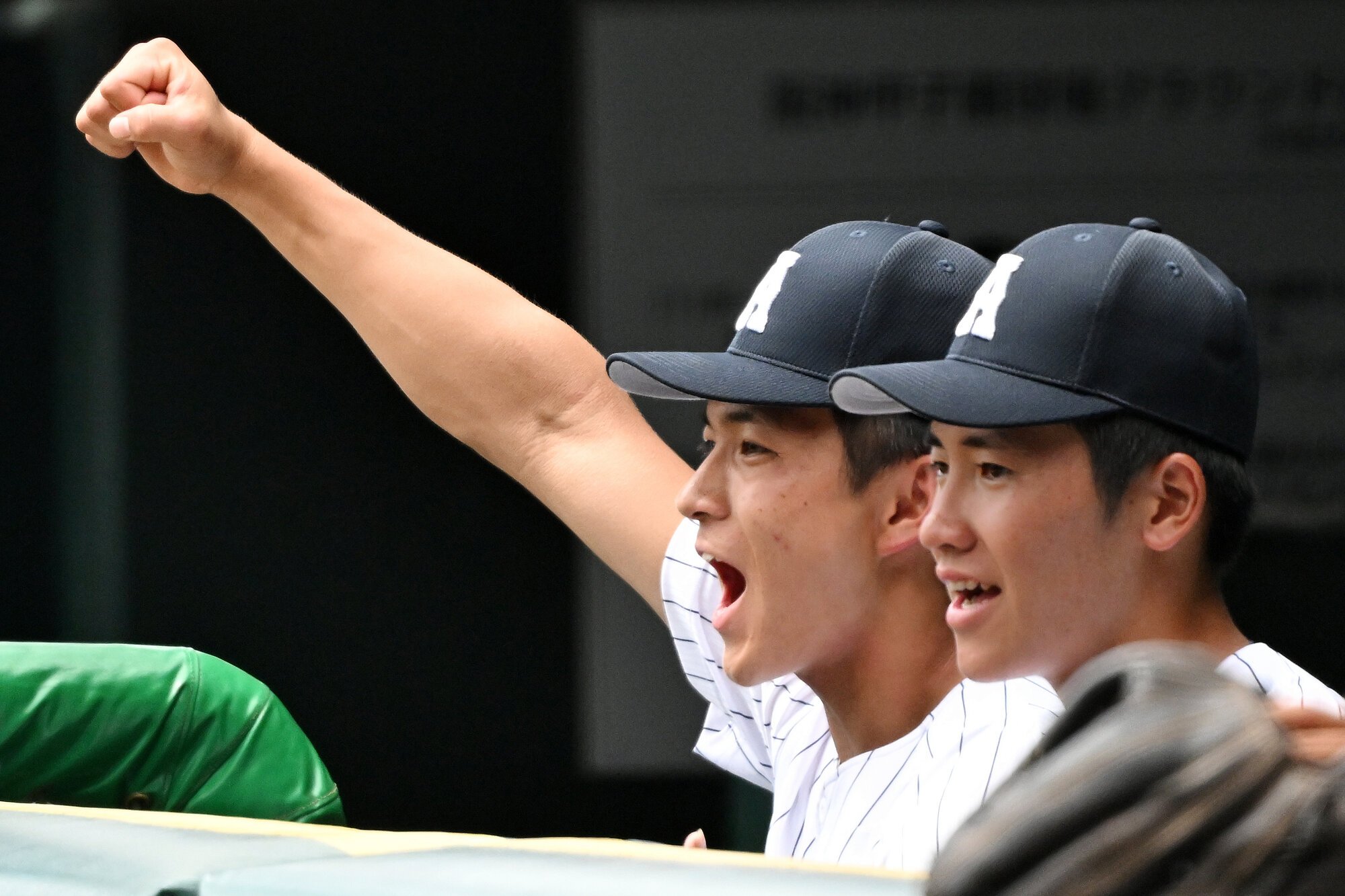有明―東日大昌平　三回裏、試合前練習での負傷でスタメンを外れ、ベンチで応援する有明の工(左)=滝沢美穂子撮影