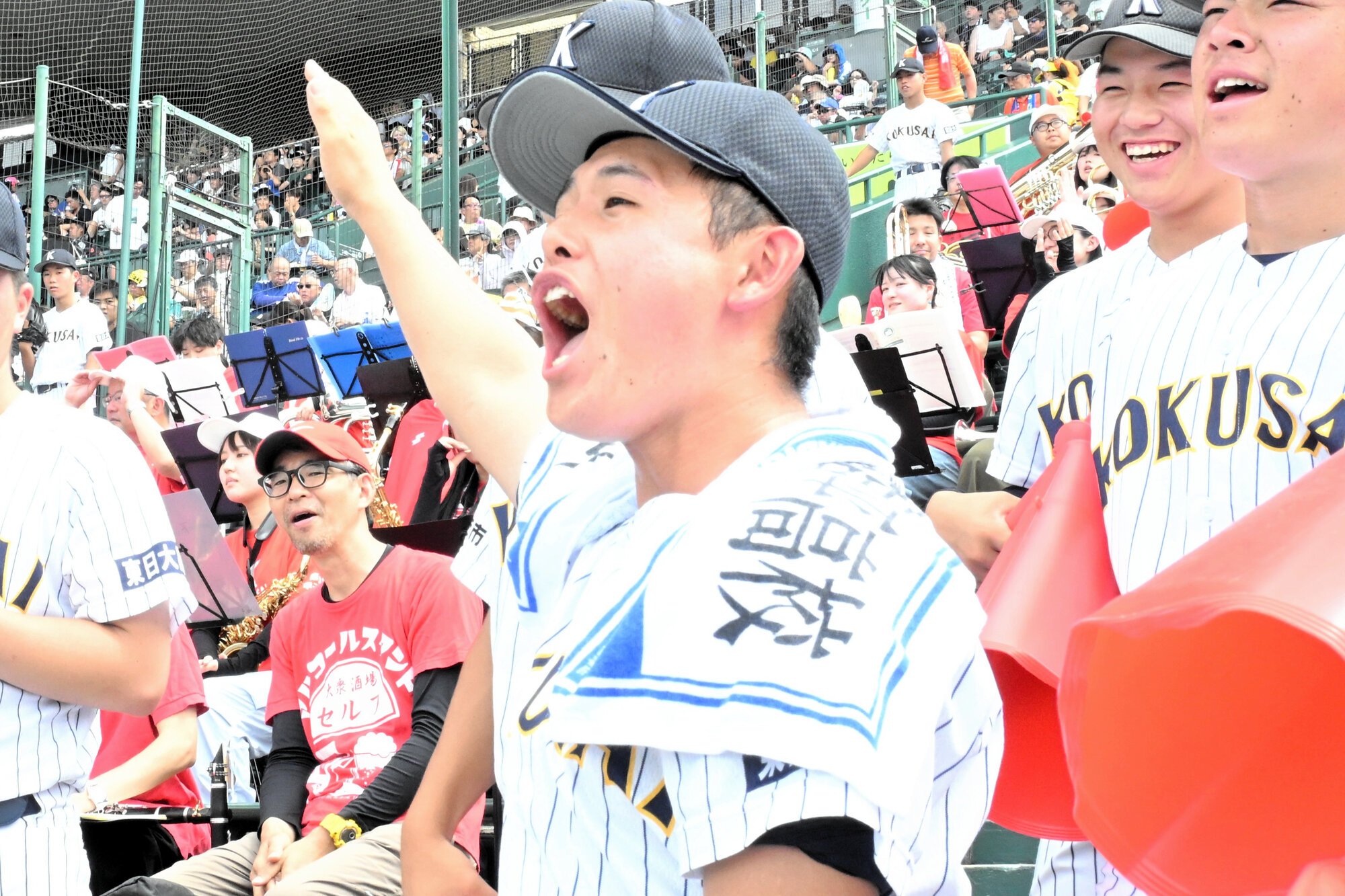 試合前、｢フレー、フレー、熊本｣とエールを送る東日大昌平の猪戸富太応援団長=2026年8月16日午前10時26分、阪神甲子園球場、石山綾香撮影