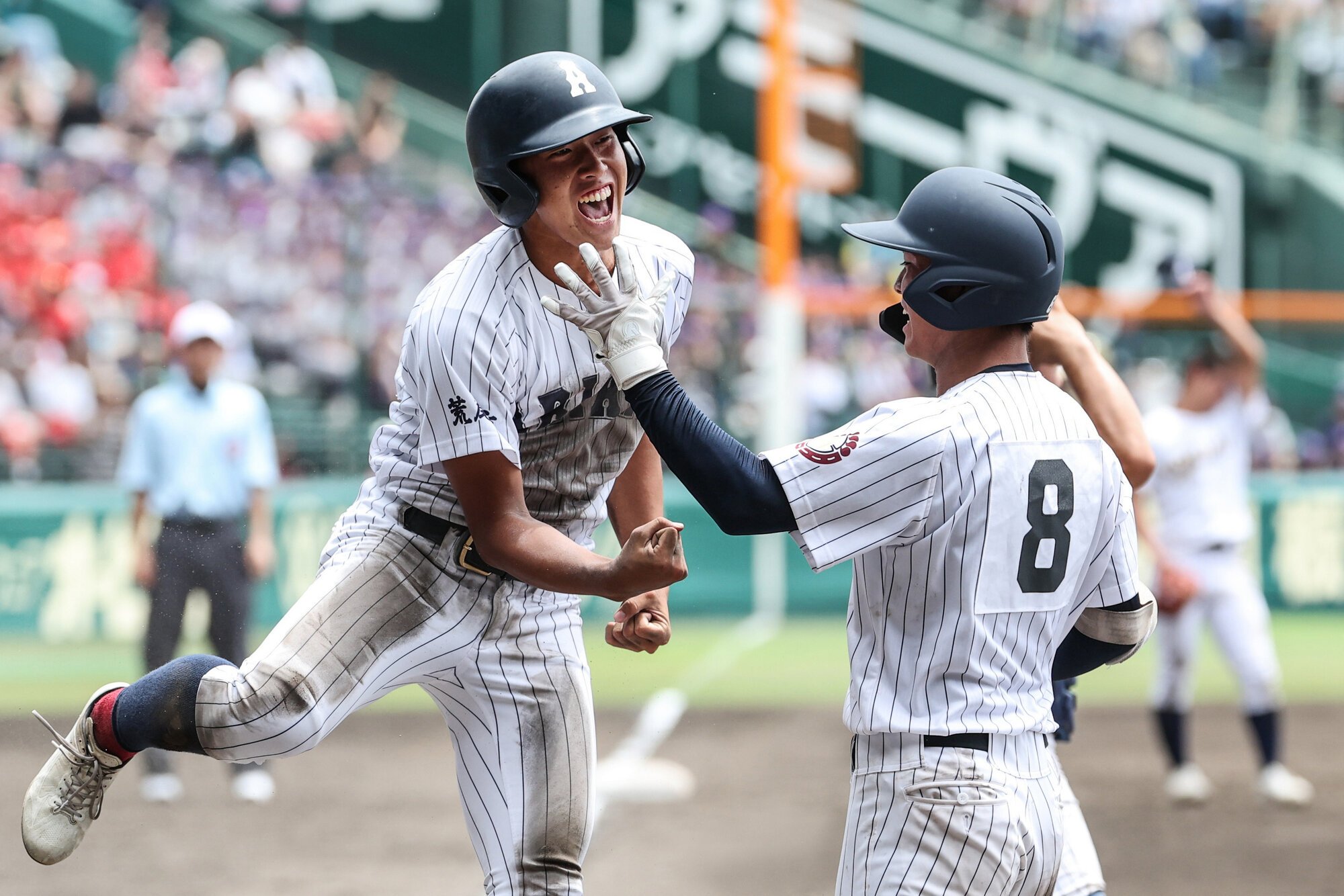有明―東日大昌平　八回表有明2死二、三塁、栄井の適時打で生還した二塁走者空見=伊藤進之介撮影