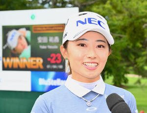 優勝インタビューを受ける安田祐香(撮影･滝沢徹郎)