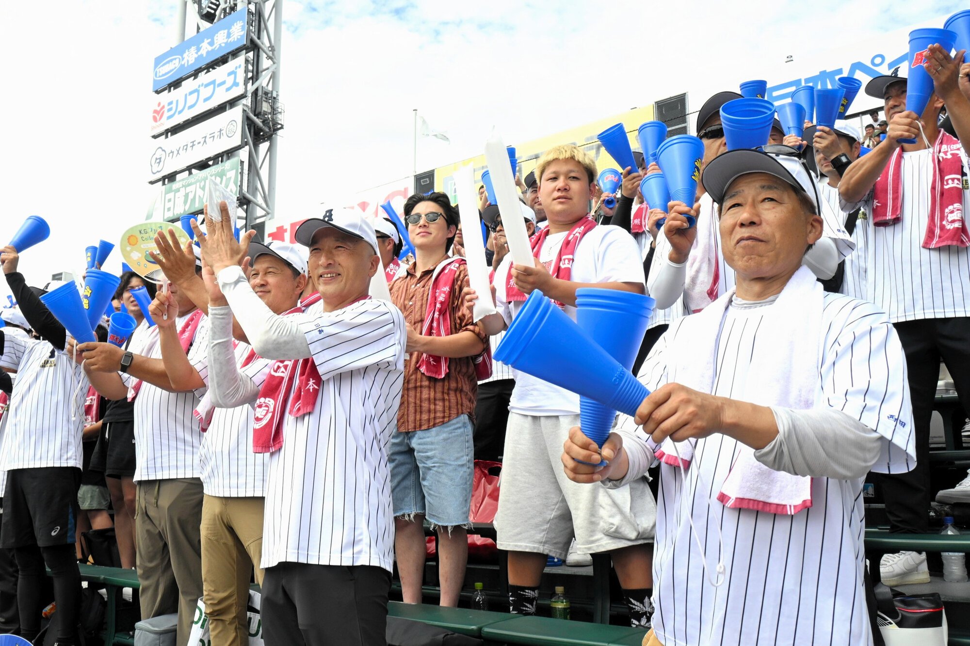 アルプススタンドで応援する有明の保護者ら=2026年8月16日午前10時31分、阪神甲子園球場、根元紀理子撮影