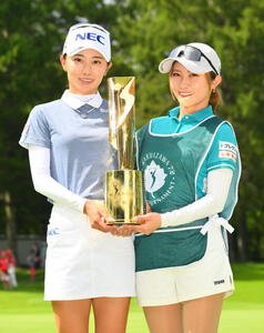 優勝の安田祐香(左)は姉の安田美祐キャディーと優勝トロフィーを手に記念撮影する(撮影･滝沢徹郎)