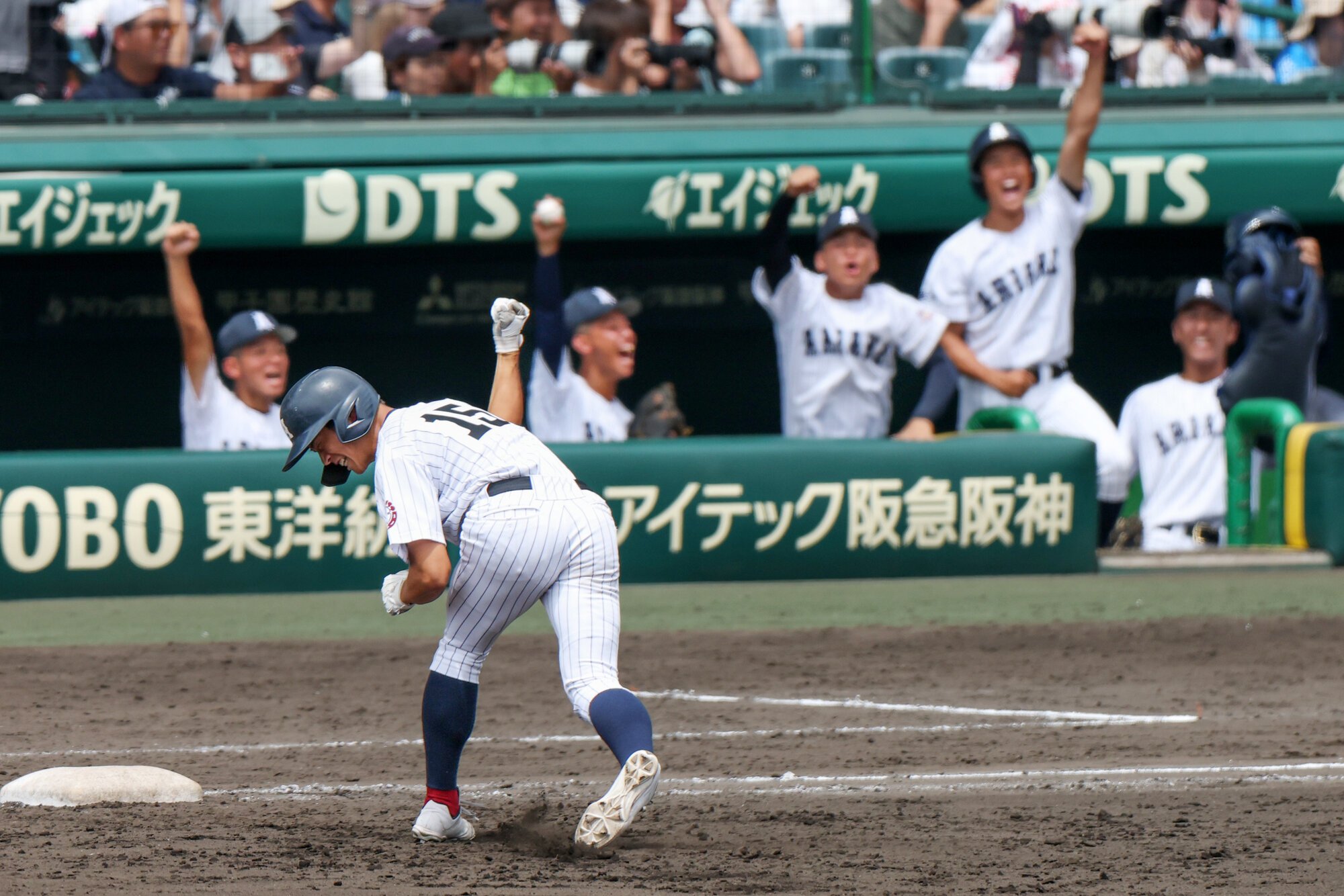 有明―東日大昌平　八回表有明2死満塁、代打広沢⑮は逆転の2点適時打を放ち、ベンチに向かってガッツポーズする=米田怜央撮影