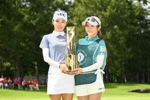 優勝の安田祐香(左)は姉の美祐キャディーとトロフィーを手に記念撮影する(撮影･滝沢徹郎)